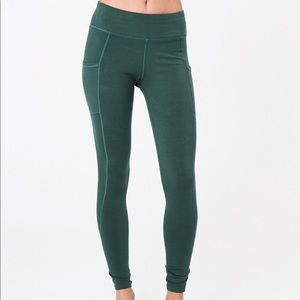 Pact Women’s Pocket Leggings in Mallard green
